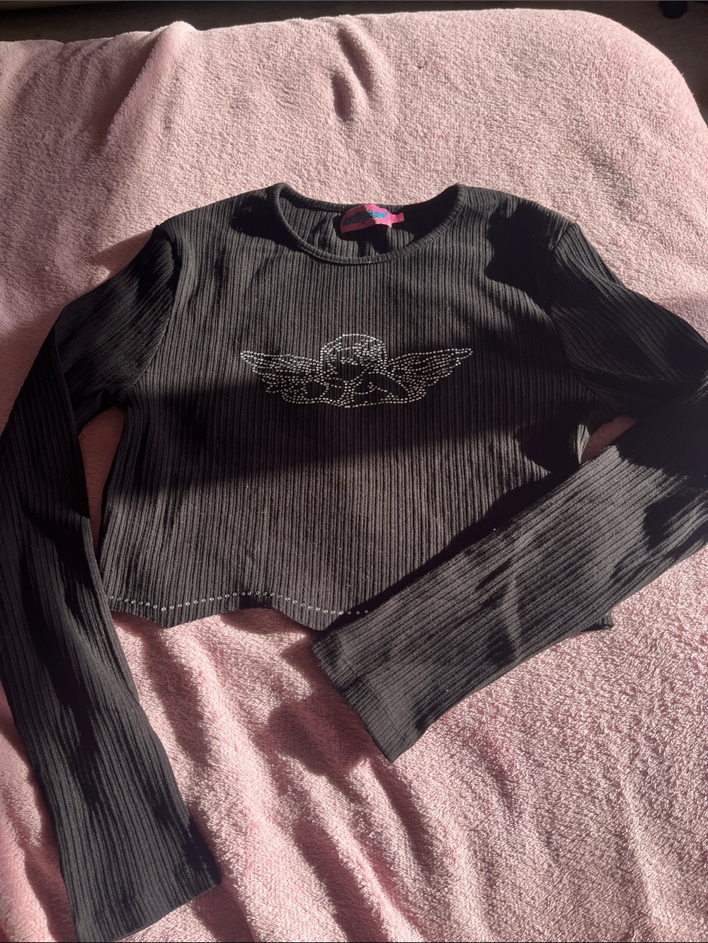 Edikted Black Ribbed Tee with Rhinestone Wing Emblem - Picture 2 of 4